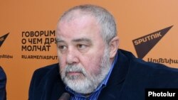 Հայաստանի պետական կամերային երգչախումբի գեղարվեստական ղեկավար և գլխավոր դիրիժոր Ռոբերտ Մլքեյան