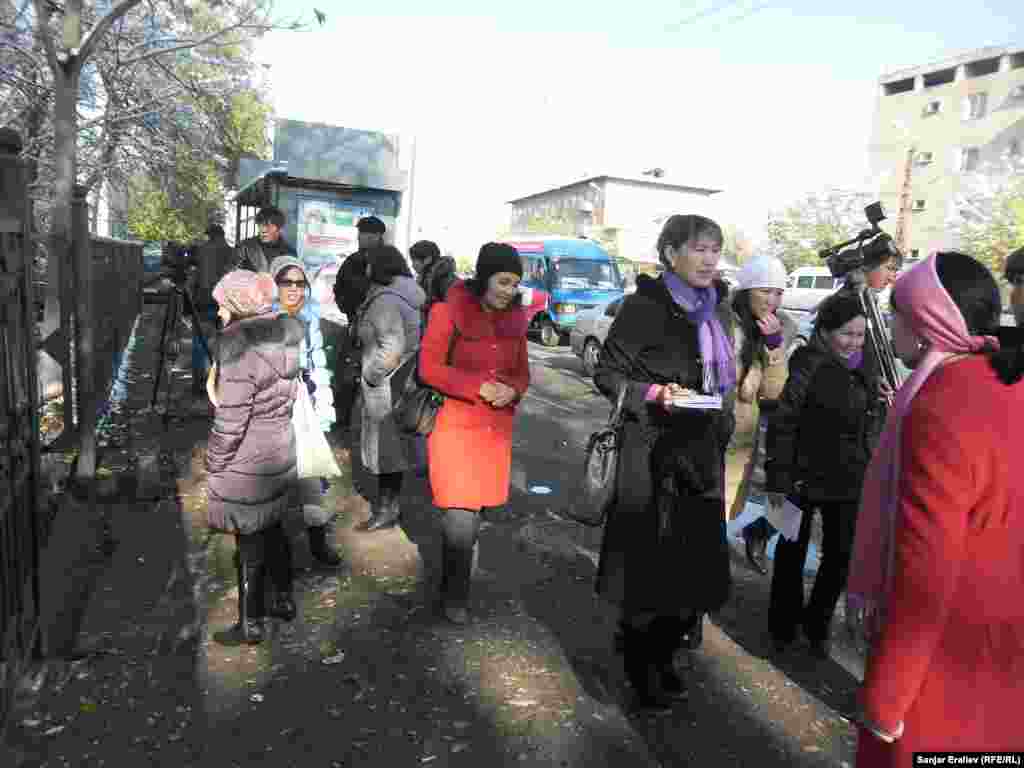 Ош. Акция местных журналистов против постоянных отключений электроэнергии в зимнее время.