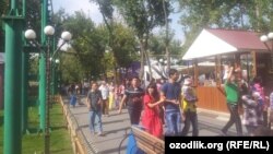 Народные гулянья, посвященные независимости Узбекистана.