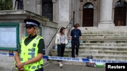 در پی وقوع حمله در نزدیکی وزارت کشور بریتانیا، مأموران پلیس لندن در حال بازرسی بسته‌ای مشکوک در اطراف محل هستند