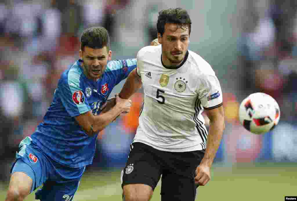 Football Soccer - Germany v Slovakia - EURO 2016 - Round of 16 - Stade Pierre-Mauroy, Lille, Franc