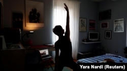 فرانچسکا والاگوسا، شهروند ایتالیایی در حال تمرین یوگا در خانه‌اش در رم