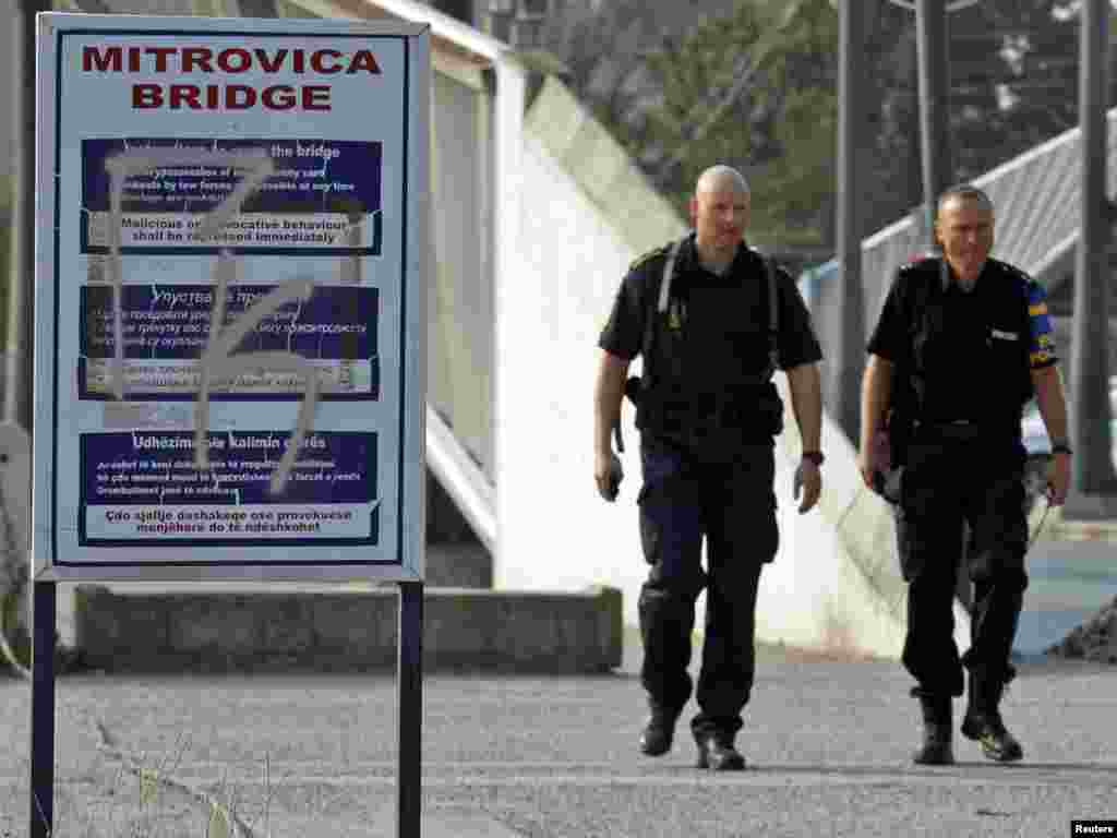 Полицајци на ЕУЛЕКС на мостот во Митровица. 