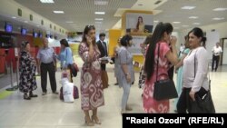 Пассажиры в аэропорту Душанбе перед посадкой на рейс в Бухару.