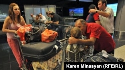 Сирийские армяне прибывают в Ереван, аэропорт «Звартноц», август 2012 г.