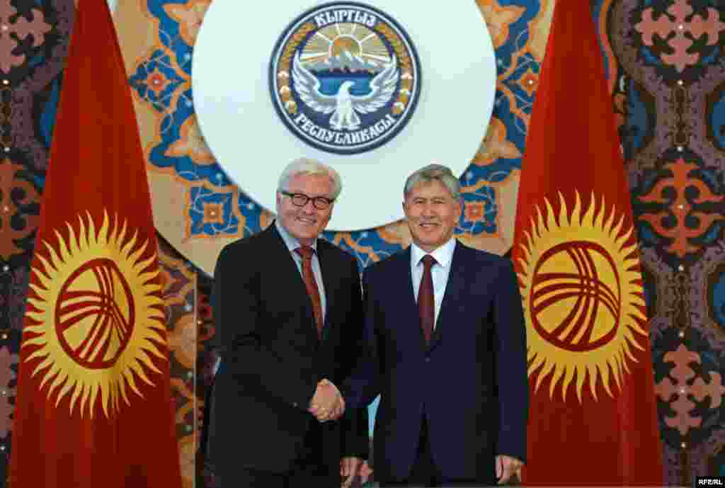 Глава МИД Германии Франк-Вальтер Штайнмайер поблагодарил президента Алмазбека Атамбаева за теплый прием и напомнил о своем последнем визите в Кыргызстан, который оставил самые добрые воспоминания.