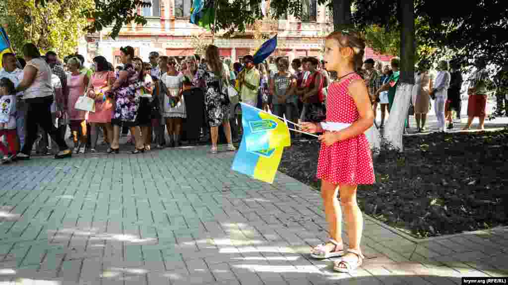 Тут відбулося урочисте підняття державного прапора, а також мітинг з виступами місцевих виконавців