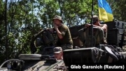 Українські військовослужбовці неподалік від лінії фронту на Донеччині, 17 липня 2022 року