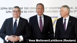 Finlandiyanın Xarici işlər naziri Timo Soini (solda), Rusiyadan Sergei Lavrov və Avropa Şurasının Baş katibi Thorbjorn Jagland Helsinkidə, 17 may, 2019-cu il