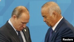 Президент России Владимир Путин (слева) и президент Узбекистана Ислам Каримов. Уфа, 10 июля 2015 года.