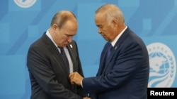 Президент Узбекистана Ислам Каримов (справа) и президент России Владимир Путин на саммите ШОС в Уфе. Башкортостан, 10 июля 2015 года.