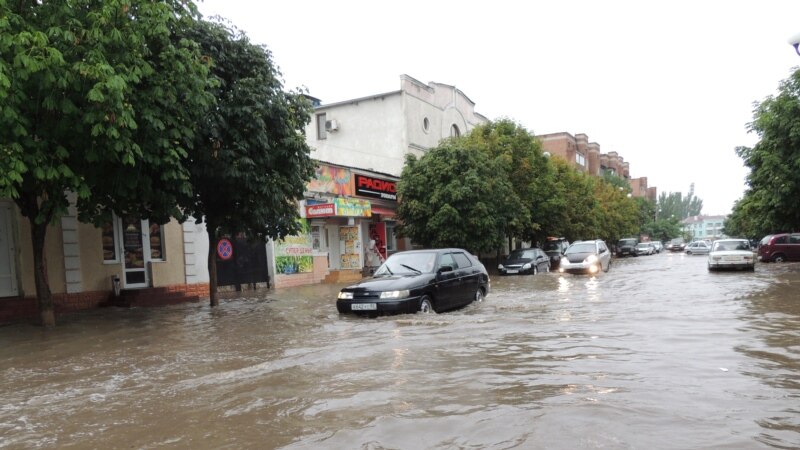 Ливень затопил дороги в центре Керчи