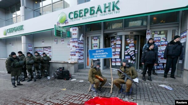 Учасники пікету біля «Сбербанку Росії» у Києві, 30 січня 2017 року