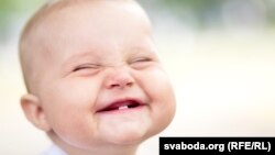 Një fëmijë duke qeshur, fotografi ilustruese.