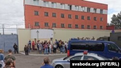 Родичі затриманих біля слідчого ізолятора на вулиці Окрестіна у Мінську 12 серпня