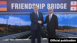 Armenia/Georgia - Armenian President Serzh Sarkisian (R) and Georgian Prime Minister Giorgi Kvirikashvili at the opening ceremony for a newly reconstructed Armenian border checkpoint at Bagratashen, November 4, 2016.