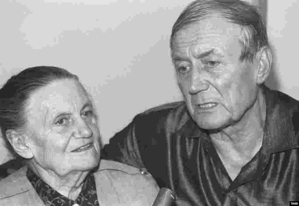 Евгений Евтушенко с мамой Зинаидой Ермолаевной, 1993 г.
