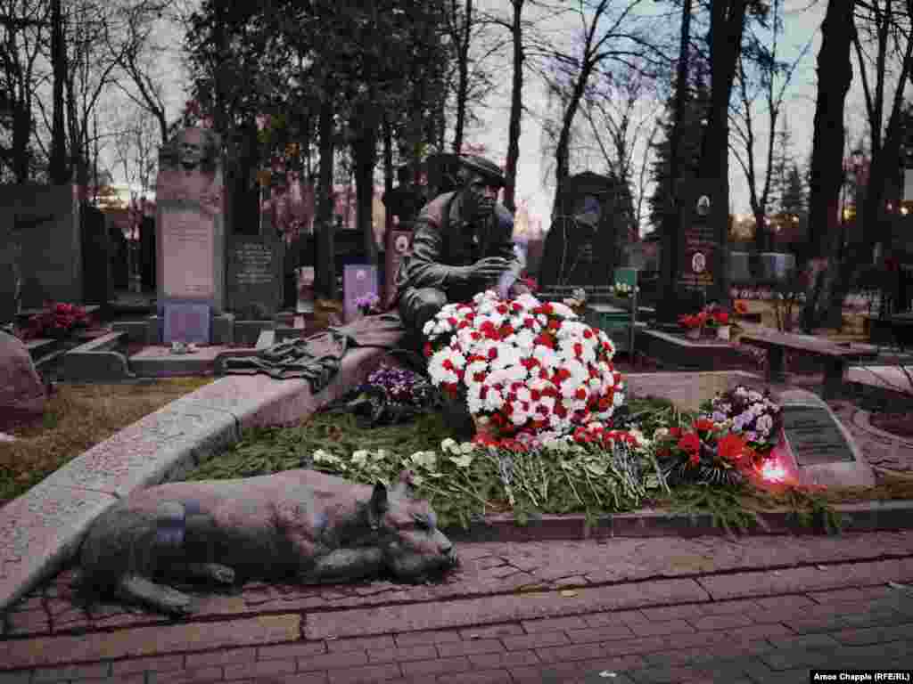 Памятник на могиле актера Юрия Никулина, где он изображен вместе со своим любимым ризеншнауцером.
