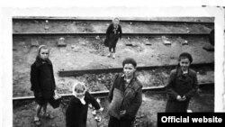 Экспонат выставки: 13/5/1941, Варшава. Мальчик просит хлеба. Сцена, скорее всего, сфотографирована из поезда