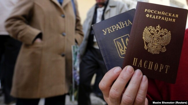 Факт отримання російського паспорта не є злочином – Скрипник