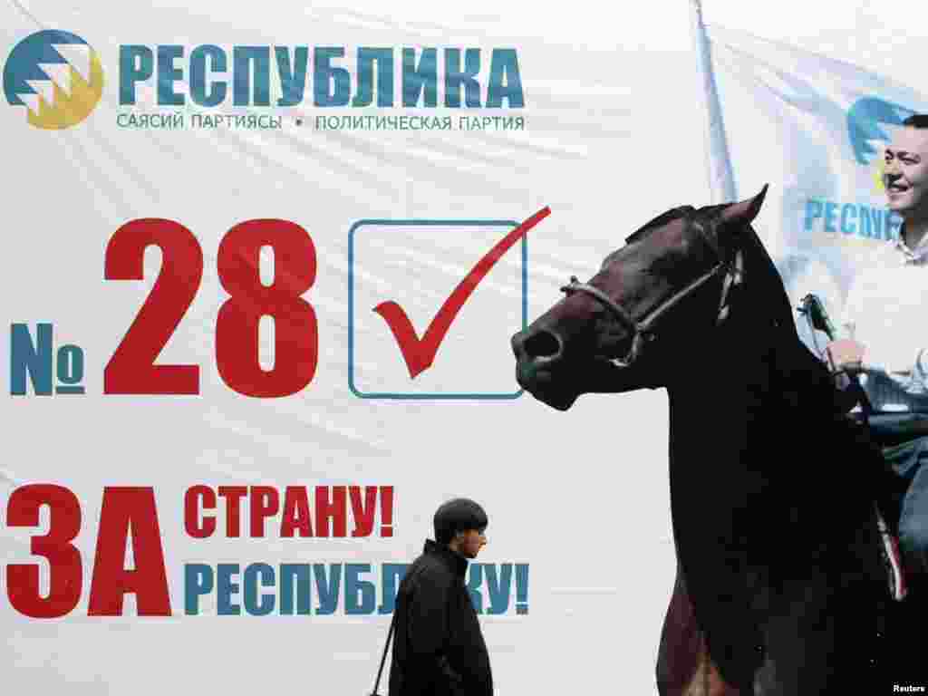Чоловік проходить повз передвиборчий плакат у Бішкеку, 7 жовтня. У Киргизстані вибори відбудуться 10 жовтня. Тимчасовий уряд сподіваються, що це допоможе об'єднати країну, але існують побоювання, що вибори можуть спровокувати ще більше насильство. Photo by Vladimir Pirogov for Reuters