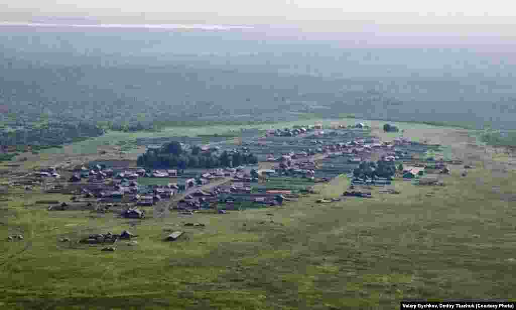 Many of the villages lie on clear patches nestled in the midst of broad expanses of soupy soil.