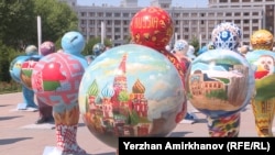 Фигуры, символизирующие страны, участвующие в выставке ЭКСПО. На переднем плане - символизирующая Россию скульптура. Астана, 13 июня 2017 года.