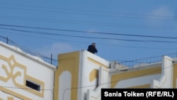 Снайпер на крыше здания по периметру площади Исатая и Махамбета в Атырау. 21 мая 2016 года.