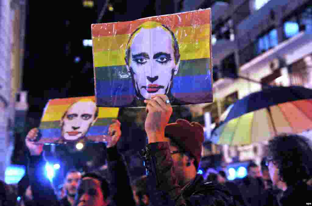 12 шілде күні Ресей президентінің Латын Америкасы елдеріне алты күндік сапарына орай, Аргентинада гейлердің Путинге қарсылық акциясы өтті. Аргентина - біржынысты некеге рұқсат еткен Латын Америкасындағы алғашқы ел. Аргентинаның мұнысы «гомосексуализмді насихаттауға» тыйым салған Ресей позициясына қайшы келеді. Ресей елшілігі алдында өткен акцияға ондаған гей жиналды. Белсенділер «Путин Ресейде гейлер құқығын жаныштап отыр. Ол бостандық, еркіндік атаулыдан қорқады» дейді. Ресей президенті Владимир Путин Латын Америкасы елдерін алты күн аралайды. Аргентинадан өзге, Кубаға, Бразилияға барады. «Гейлер насихатына» тыйым салған заңды қабылдарда Путин «мұндай насихаттан жастарды қорғау қажеттігін» уәж ретінде айтқан.