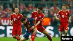 Franck Ribery (st) alături de Lionel Messi