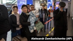 Кыргызстанцы в аэропорту в России. Архивное фото. 
