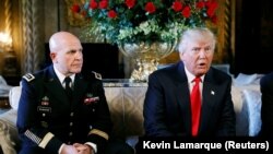 Президент США Дональд Трамп и генерал-лейтенант Герберт Макмастер (слева).