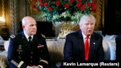 Lt.Gen. H.R. McMaster alături de președintele Trump la anunțul numirii sale