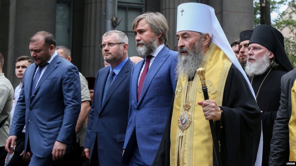 У першому ряду справа наліво: глава УПЦ (Московського патріархату) Онуфрій (Березовський), народні депутати від «Опоблоку» Вадим Новинський, Олександр Вілкул і Михайло Добкін під час ходи в Києві, 27 липня 2017 року