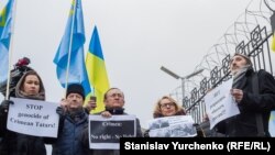 Акція біля посольства Росії в Києві 10 грудня 2015 року
