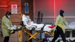 کارکنان صحی در حال انتقال بیمار مبتلا به ویروس کرونا در بخش عاجل یکی از شفاخانه های نیویارک. April 14, 2020
