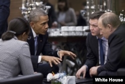 G20 саммитінде АҚШ президенті Барак Обама (сол жақта) мен Ресей президенті Владимир Путин (оң жақта) сөйлесіп отыр. Түркия, Анталия, 15 қараша 2015 жыл.
