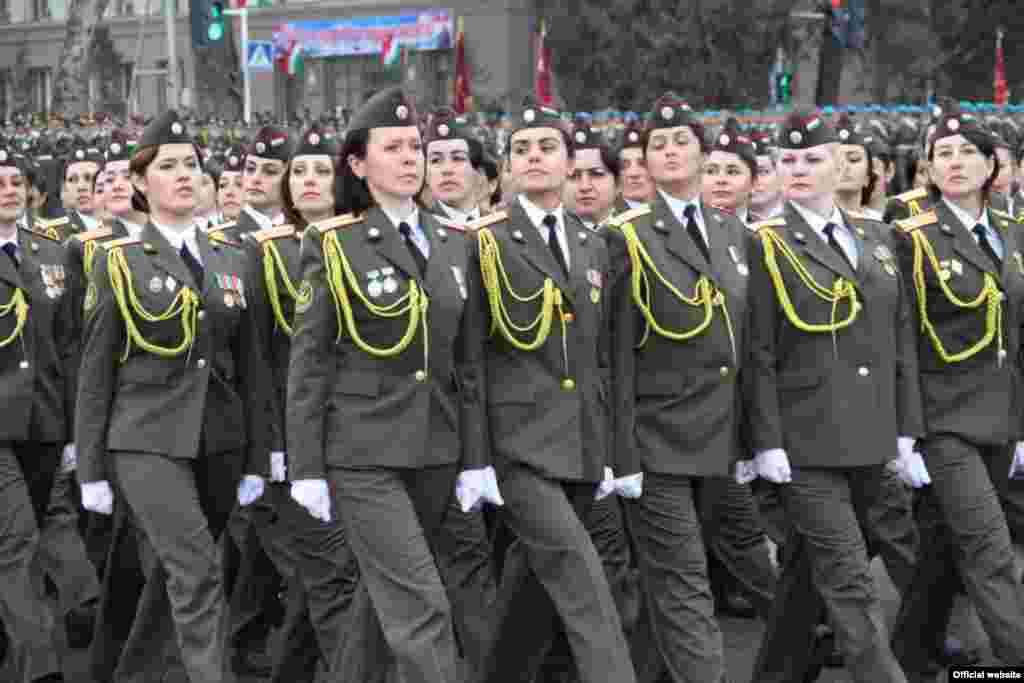 Tacikistan Milli Ordusunun yaranmasının 20 illiyi m&uuml;nasibətilə hərbi parad. 23 fevral 2013