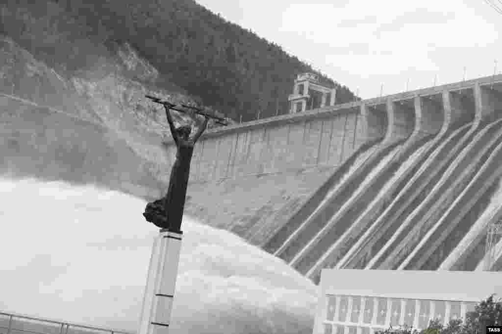 The Zeya (Zeyskaya) Hydroelectric Power Plant on the Zeya River is processing an unprecedented quantity of water.