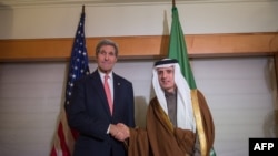 Госсекретарь США Джон Керри (слева) с министром иностранных дел Саудовской Аравии Аделем аль-Джубейром.