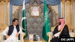 Crown Prince Mohammed bin Salman (right) meets with Pakistani Prime Minister Imran Khan in Jeddah on September 19.