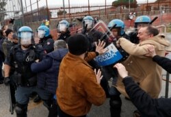 Porodice zatvorenika u sukobu sa policijom isped Rebibbia zatvora.