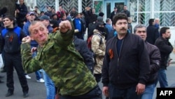 Пророссийские активисты в Одессе бросают камнями в участников проукраинского митинга, 10 апреля 2014