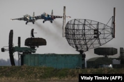 Avionët luftarakë rusë Su-25 duke marrë pjesë në stërvitje ushtarake.