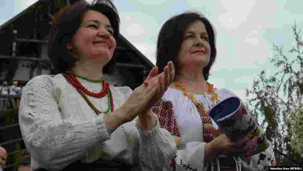 Organizatoarele unui popular Festival, ministrul Culturii, Monica Babuc, și prima doamnă a țării, Margareta Timofti.