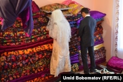 Жас жұбайлар Ануар Алиев пен Наргиз некелескен күні рәсім-жоралғыны орындап тұр.