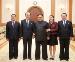خواهر و برادر (نفر دوم و سوم از راست) در کنار دیگر سران کره شمالی پیش از افتتاحیه المپیک زمستانی در کره جنوبی که آغازگر تحولات مهم بعدی بود.