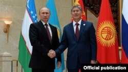 Russian President Vladimir Putin (left) with Kyrgyzstan President Almazbek Atambaev at a summit in September