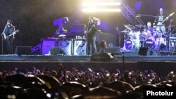 Armenia - Rock singer Serj Tankian (C) and other members of the System of a Down band give a concert in Yerevan's Republic Square, 23Apr2015.