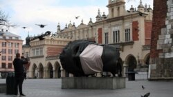 Skulptura Erosa Bendatoa sa maskom, Varšava, 23 mart 2020.